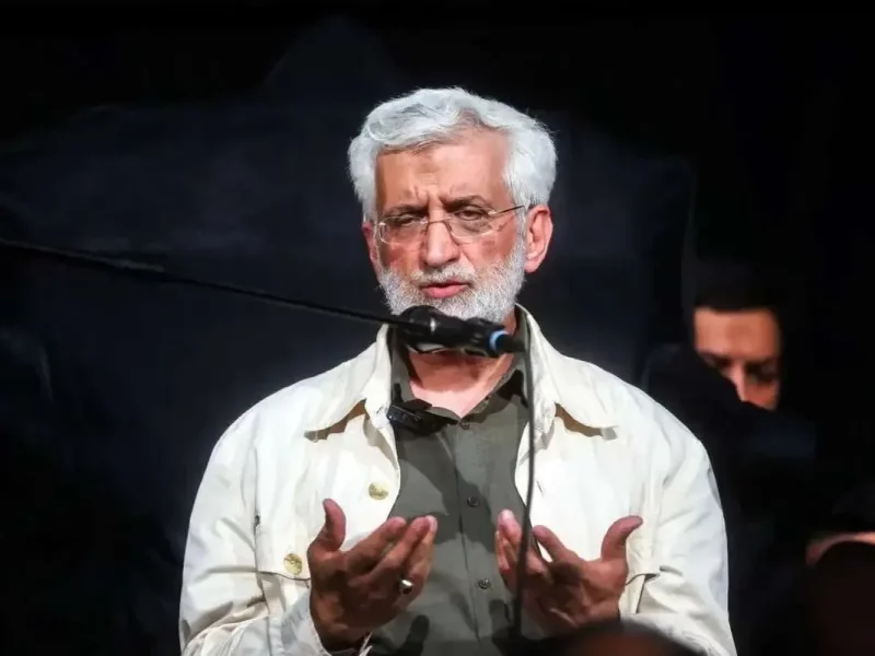 انتقاد شدید مهدی محمدی، مشاور قالیباف از جلیلی: می‌گوید «مذاکره کردند، بعد جنگ شد و بعد آقا شهید شدند»؛ او خودش می‌داند که دارد خلاف می‌گوید؛ اگر مذاکره‌ای شده، با اجازه رهبری شهید بوده / چرا الان این حرف‌ها را می‌زنند؟ زیرا می‌خواهند اگر فردا درگیری‌ای رخ داد، بگویند مذاکره‌کنندگان مقصر آن بودند/ در مورد مذاکرات در دوره این شخص، می‌توانم حرف بزنم، اما سکوت می‌کنم