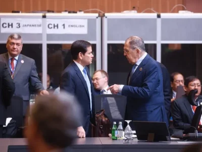 ادعای وزیر خارجه آمریکا: اگر ایران سلاح هستهای داشت، میتوانست بگوید «تنگه هرمز متعلق به ما است و اگر شما کاری کنید، از آن استفاده خواهیم کرد»/ وزیر خارجه روسیه امروز به تهران سفر میکند/ ادعای ترامپ: روسیه در مقایسه با آنچه تواناییاش را دارد، کمک بسیار اندکی به ایران میکند؛ من میخواهم اوضاع به همین شکل باقی بماند/ سردار نقدی: مراکز موشکی ایران با وجود بمبارانهای سنگین، هیچ آسیبی ندیده