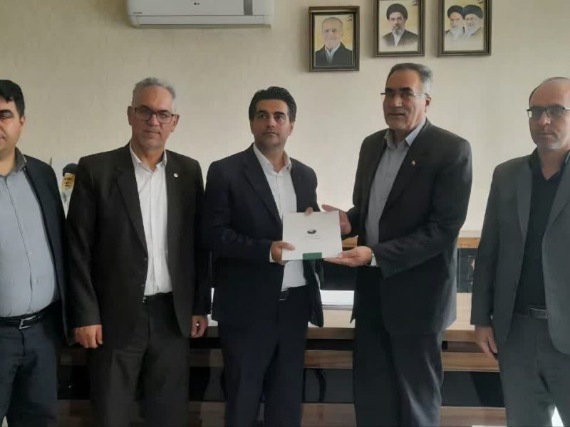 پست‌بانک مرند، منتخب استانی شد؛ تبریک فرماندار ویژه مرند به مدیر شعب استانی